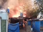 Se incendió un depósito en Mariano Acosta y explotaron cientos de garrafas: “Parece un bombardeo