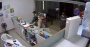 Tres delincuentes roban una farmacia y amenazan a una trabajadora