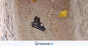 En Santa Lucía, encontraron un arma de fuego en una cuneta