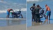 Insólito: metió su moto a la playa y comenzó a lavarla con agua salada