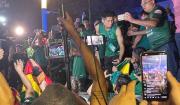 ¡Emocionante banderazo! Hinchas bolivianos hacen sentir su apoyo a la Verde en México