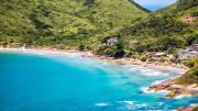 Vacaciones en Brasil: el pueblo de mar celeste que no conoce nadie y es imperdible
