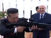 El presidente de Bielorrusia le regaló a Kim Jong Un un fusil de asalto: Por si acaso aparecen enemigos”