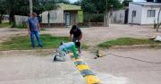 Comenzó la instalación de reductores de velocidad en avenidas principales de Pinto