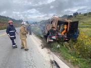 Vehículo se incendia en la vía Cochabamba–Santa Cruz; no se reportan heridos