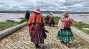 Comunarios de Cohana usan la totora para salvar al lago Titicaca