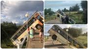 Tremendo: un ómnibus quedó haciendo equilibrio en un puente en Maldonado