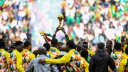 Senegal se rebela ante las advertencias y presenta en sociedad el trofeo de campeón que le fue arrebatado