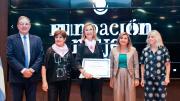 La intendente Fuentes entregó un reconocimiento a la Fundación Mujer por sus 15 años de trabajo comunitario