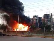 Incendio en el parque industrial de Pilar: un muerto y un herido entre los operarios que trabajaban con un camión de combustible