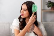 Cabello saludable y fuerte: peluquero recomienda el uso de este cepillo de cerdas naturales