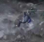 Dramático rescate: Comunarios salvan a un hombre atrapado en un árbol en medio de una riada