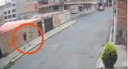 Vecinos pensaron que era pirotecnia: Imágenes clave muestran atraco y huida de víctima en La Paz