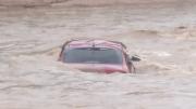 El Torno: conductor es arrastrado por una corriente de agua mientras estaba en su vehículo