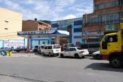 Reportan largas filas y surtidores cerrados en La Paz