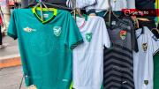 A un día del partido clave contra Irak, aumenta la venta de poleras de la Verde en La Paz