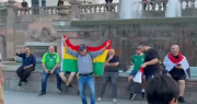 ¡Vibrante! Boliviano flamea la tricolor en medio de hinchas de Irak