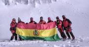 La tricolor flamea en la cima del Huayna Potosí de la mano de los Bomberos por los 200 años de la Policía