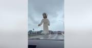 Video: Muñeco inflable de Jesús sorprende flotando en el tráfico