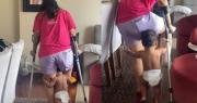 ¡Conmovedor! Niño intenta cargar a su madre con muletas para ayudarla a caminar