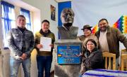 Asamblea entrega busto de Evo Morales a evistas