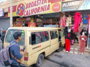 Minibús impacta contra dos tiendas en el centro de La Paz