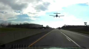 Video: ¡Impactante! Avioneta aterriza de emergencia en una autopista