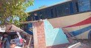 Accidente fatal: dos mujeres mueren tras estrellarse un bus contra una vivienda