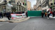 Calle Mercado bloqueada: trabajadores de Emaverde denuncian deudas de la Alcaldía de hasta 5 años