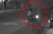 Sujetos amenazan con un cuchillo a una mujer para robar su motocicleta; el crimen quedó grabado por una cámara