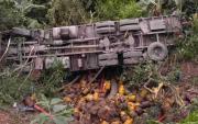 Camión cargado de garrafas cae a un barranco por dar paso a otro vehículo en la ruta a los Yungas de La Paz