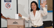 Keiko Fujimori encabeza los sondeos a boca de urna de la elección presidencial en Perú