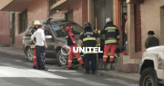 Susto en un barrio de La Paz: Vehículo estacionado se desliza, se estrella y genera una fuga de gas