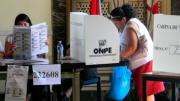 Elecciones en Perú continúan este lunes por fallas logísticas y mesas pendientes de votación