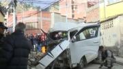Minibús choca contra una vivienda en Sopocachi; hay un fallecido y al menos dos heridos