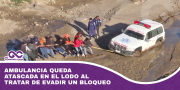 Ambulancia queda atascada en el lodo al tratar de evadir un bloqueo