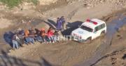 Ambulancia queda atascada en el lodo tras intentar esquivar el bloqueo en la ruta Cochabamba