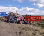 Cisterna con combustible volcó en la carretera La Paz