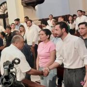 Candidatos a la Gobernación cruceña se saludan en misa