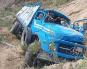 Un muerto y 4 heridos deja el embarrancamiento de un camión en Potosí