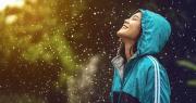 4 beneficios fascinantes de salir bajo la lluvia, según la ciencia