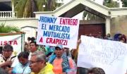Gremiales protestan en la casa de Jhonny y piden frenar entrega de papeles del Mutualista