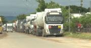 Se registran largas filas de carros cisternas para cargar combustible en la refinería de Palmasola