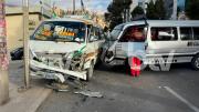 La Paz: Dos minibuses chocan de frente en Obrajes dejando varios heridos, entre ellos dos menores