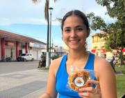 Una karateca vende galletas rellenas para ir a un torneo en Brasil