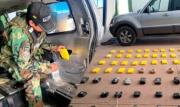 Descubren 67 paquetes de droga ocultos en compartimento artesanal de una vagoneta en Potosí