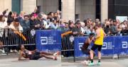 Video: Corredores cargan a un rival exhausto y emocionan en Maratón de Boston