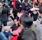 Segundo día de movilizaciones: Policía gasifica a maestros en la plaza Murillo