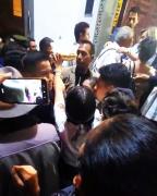 Cinco madres con una carta y el agua en las manos