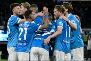Napoli golea al Cremonese y retrasa el título del Inter